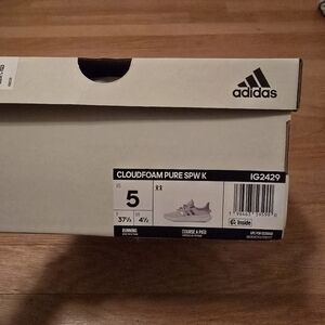 Adidas cloudfoam sz 5 NIB